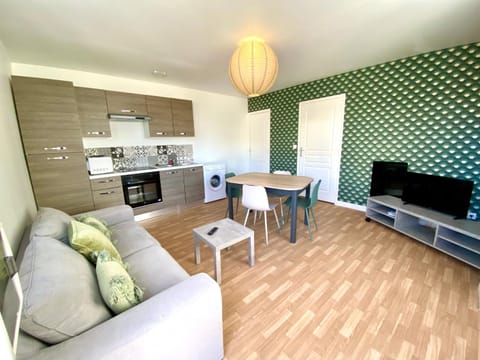 Communal lounge/ TV room, TV and multimedia, Kitchen or kitchenette, Living room, Seating area, stove