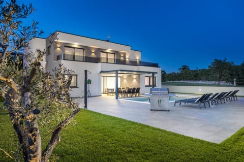 Property building, Patio, Garden, Seating area, Pool view, Swimming pool, sunbed