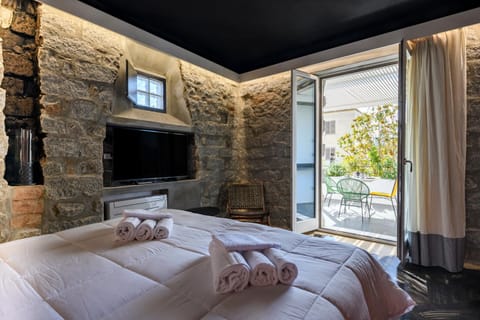 TV and multimedia, Photo of the whole room, Bedroom