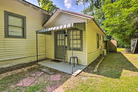 Quaint Leeds Studio with Yard about 18 Mi to Birmingham! Apartment in Leeds