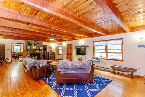 Sleepy Hollow 5BR Cabin - National Park 7 Min, Hot Tub, Fire Pit, Sleeps 12 Cabin in Shenandoah Valley