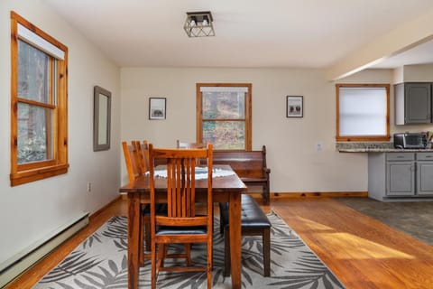 Sleepy Hollow 5BR Cabin - National Park 7 Min, Hot Tub, Fire Pit, Sleeps 12 Cabin in Shenandoah Valley