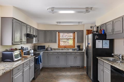 Sleepy Hollow 5BR Cabin - National Park 7 Min, Hot Tub, Fire Pit, Sleeps 12 Cabin in Shenandoah Valley