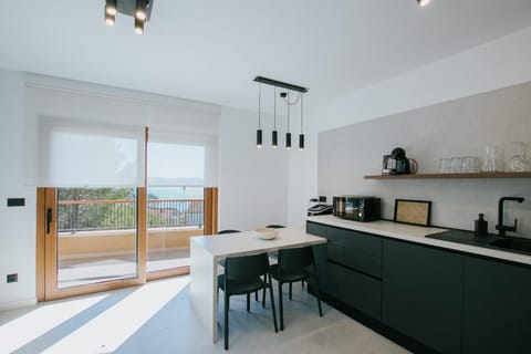 Kitchen or kitchenette, Dining area, Sea view