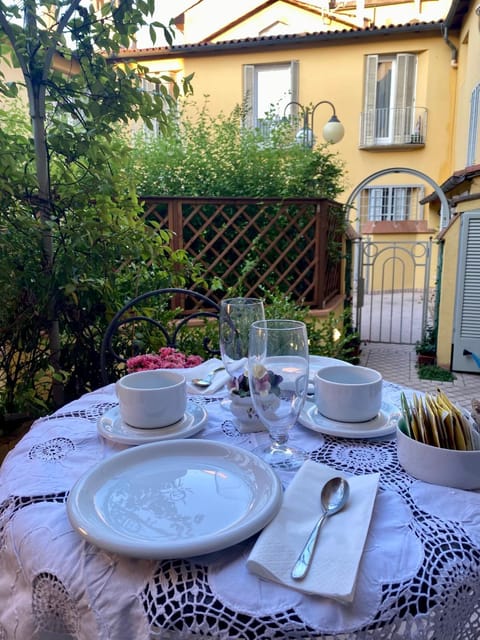 Property building, Patio, Garden, Balcony/Terrace, Dining area, Food, Garden view