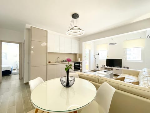 Kitchen or kitchenette, Seating area, Dining area