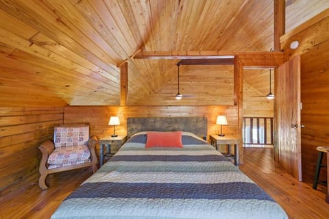 Fun fishing river cabin 23mi to beach with private dock 3BD 2BA Cabin in Bay County