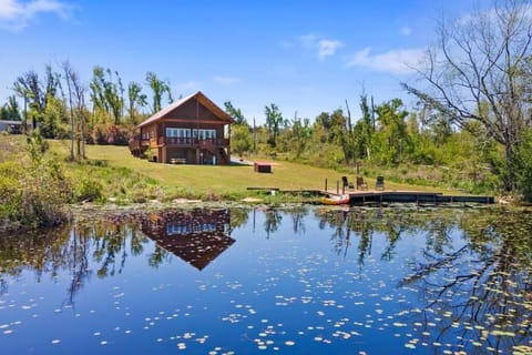 Fun fishing river cabin 23mi to beach with private dock 3BD 2BA Cabin in Bay County