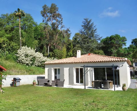 Les Yuccas -Maison neuve avec un jardin à Saint Paul de Vence Villa in Saint Paul de Vence