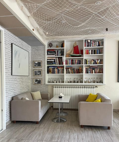 Seating area, Entertainment