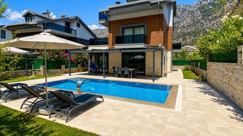 Property building, Patio, Spring, Day, Natural landscape, Garden, Garden view, Pool view, Swimming pool, sunbed