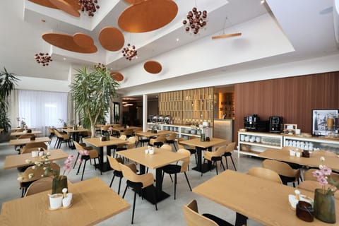 Restaurant/places to eat, Coffee/tea facilities, Living room, Lounge or bar, Food and drinks, Banquet/Function facilities, Seating area, Food, Drinks
