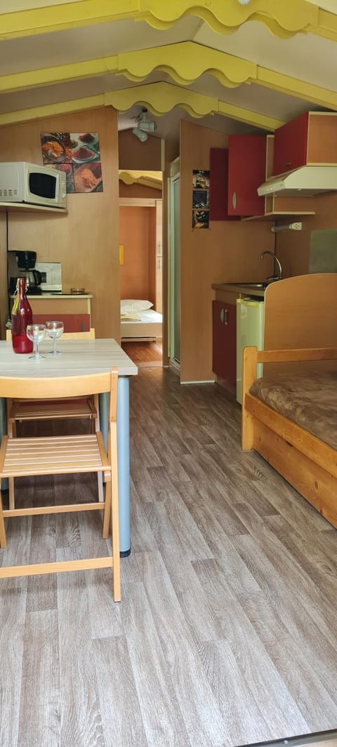 Bed, Kitchen or kitchenette, Bedroom, stove