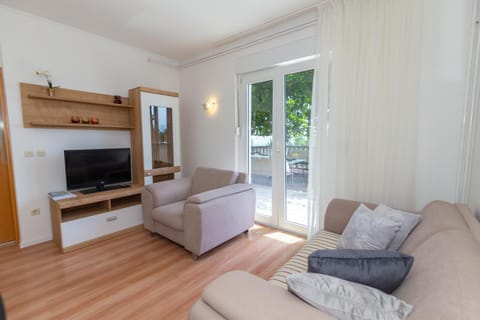 Communal lounge/ TV room, TV and multimedia, Living room, Seating area