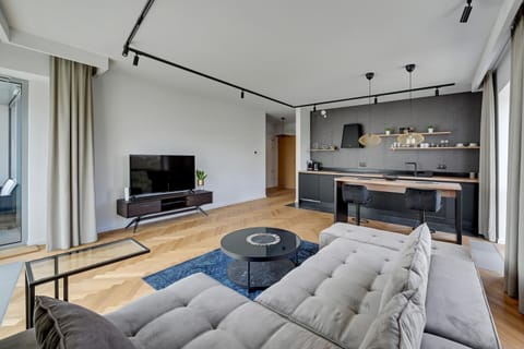 Communal lounge/ TV room, TV and multimedia, Kitchen or kitchenette, Living room, Seating area, Dining area, Evening entertainment