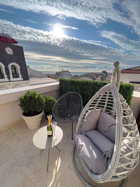 View (from property/room), Balcony/Terrace, Seating area, Sea view, sunbed