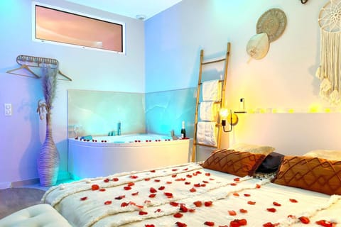 Bed, Hot Tub, Photo of the whole room, Bedroom