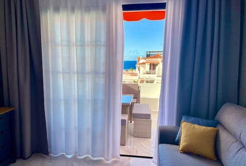 Day, View (from property/room), Balcony/Terrace, Living room, Seating area, Sea view