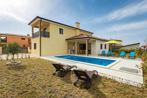 Property building, Swimming pool, sunbed