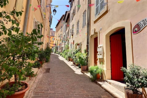 Facade/entrance, Neighbourhood