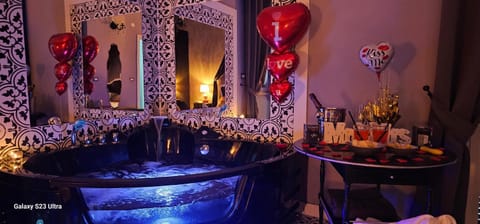 Hot Tub, Hot Tub, Photo of the whole room
