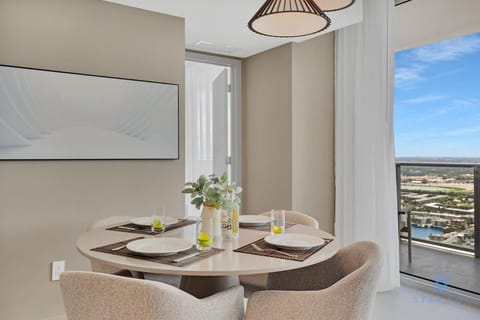 Coastal Relaxation - Parking Included - Amazing Pools Apartment in Hollywood Beach