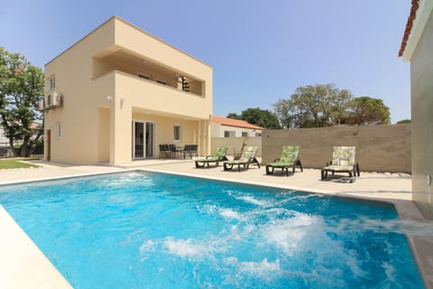 Property building, Day, Pool view, Swimming pool, sunbed