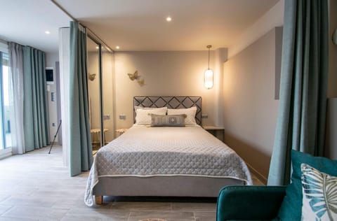 Bed, Photo of the whole room, Seating area, Bedroom