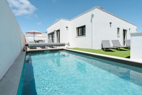 Property building, Patio, Day, Pool view, Swimming pool, sunbed