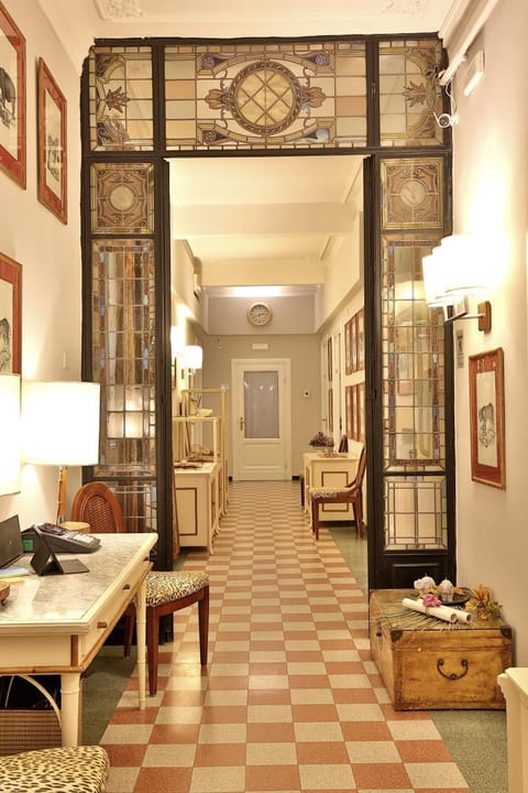 Seating area, Internal: Not applicable to any particular room