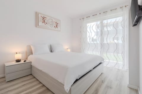 Bed, TV and multimedia, Photo of the whole room, Bedroom