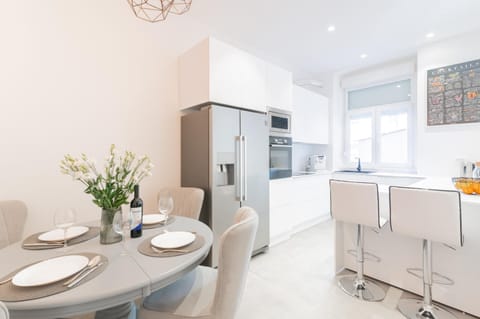 Kitchen or kitchenette, Dining area, minibar, pet friendly