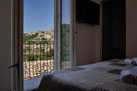 Bed, Natural landscape, View (from property/room), Balcony/Terrace, Photo of the whole room, Bedroom, Landmark view, Mountain view, Quiet street view, towels