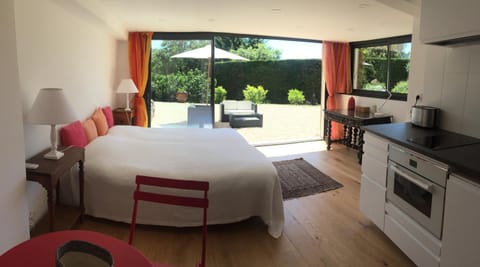 Photo of the whole room, Garden view