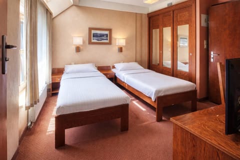 Bed, TV and multimedia, wardrobe