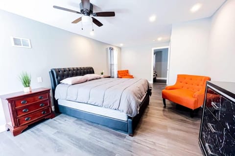 Group Friendly 6BR Near Aquarium & Niagara Falls House in Niagara Falls