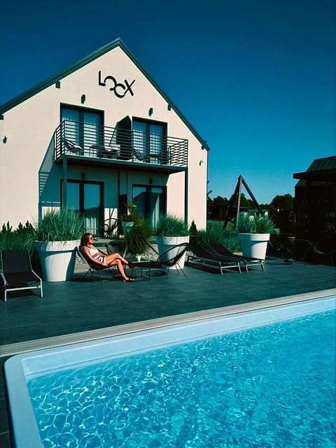Property building, Day, Pool view, Swimming pool