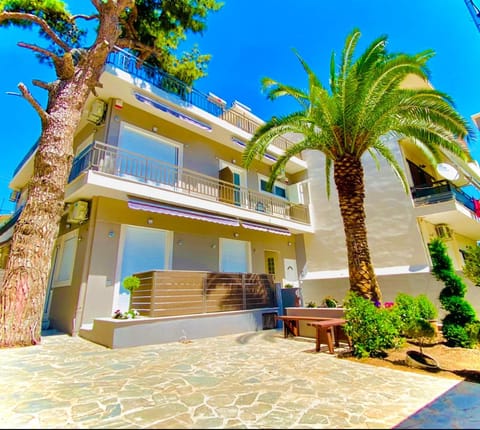 Property building, Facade/entrance, Spring, Garden, Balcony/Terrace, Garden view, Inner courtyard view