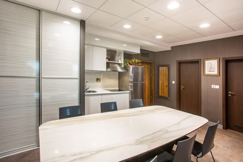 Kitchen or kitchenette, Dining area