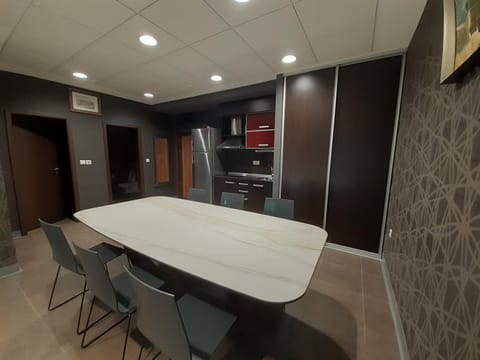 Kitchen or kitchenette, Dining area