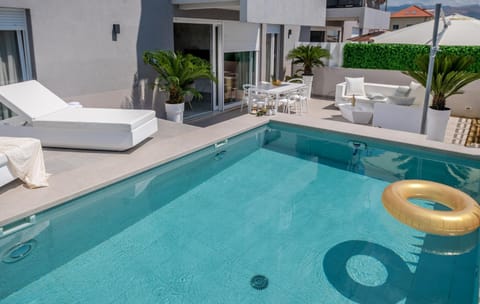 Day, Swimming pool