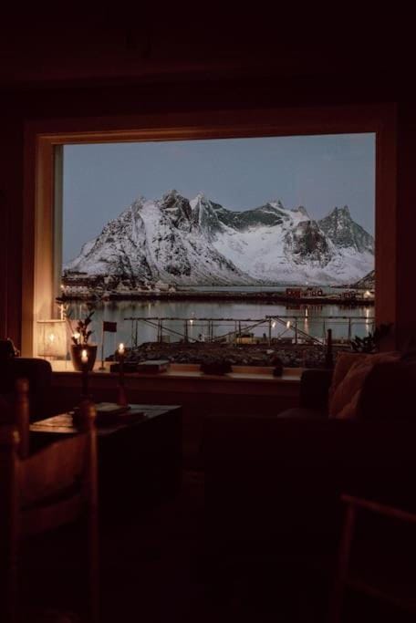 Reine Front View - Mountain & Seaview House in Lofoten