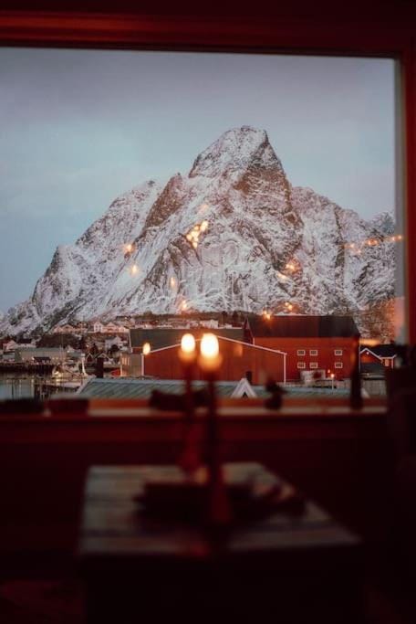 Reine Front View - Mountain & Seaview House in Lofoten