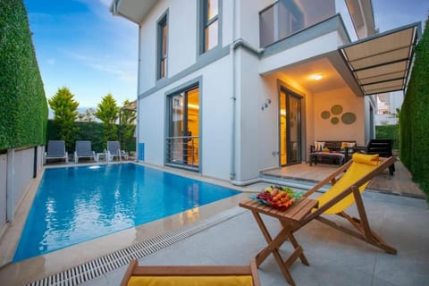 Property building, Swimming pool, Swimming pool