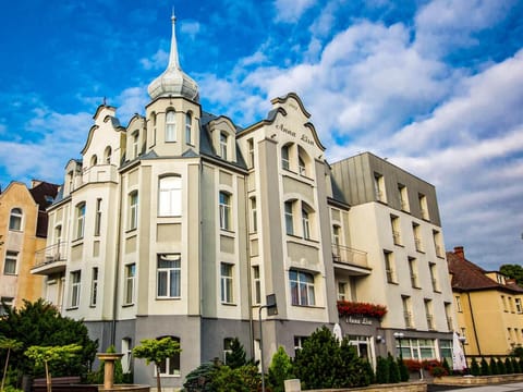 Property building, Nearby landmark, Neighbourhood, Natural landscape, Summer, Family