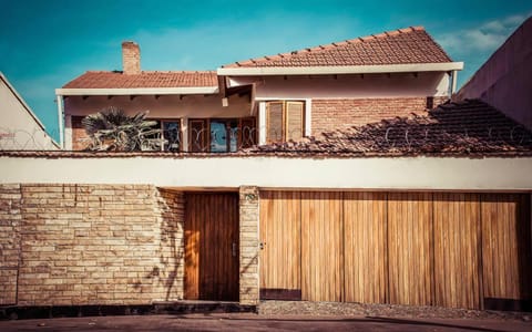 Property building, Facade/entrance, Day, Balcony/Terrace