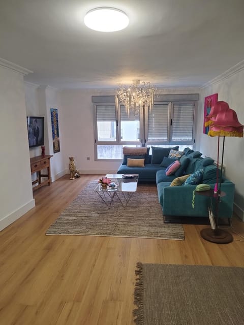 Céntrico y amplio piso con plaza parking Apartment in Cangas