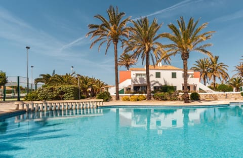 Property building, Off site, Day, Summer, Garden, Swimming pool, Sports
