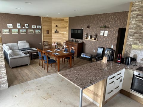 Communal lounge/ TV room, TV and multimedia, Kitchen or kitchenette, Living room, Seating area, Dining area, Evening entertainment