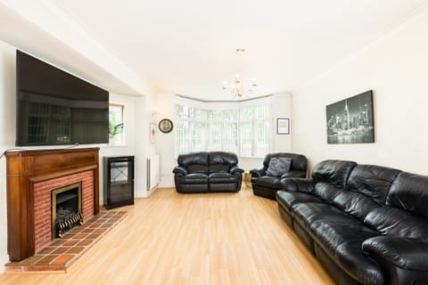 Beautiful 6 bedroom house for 17 guests next to Edgbaston Stadium Apartment in Birmingham